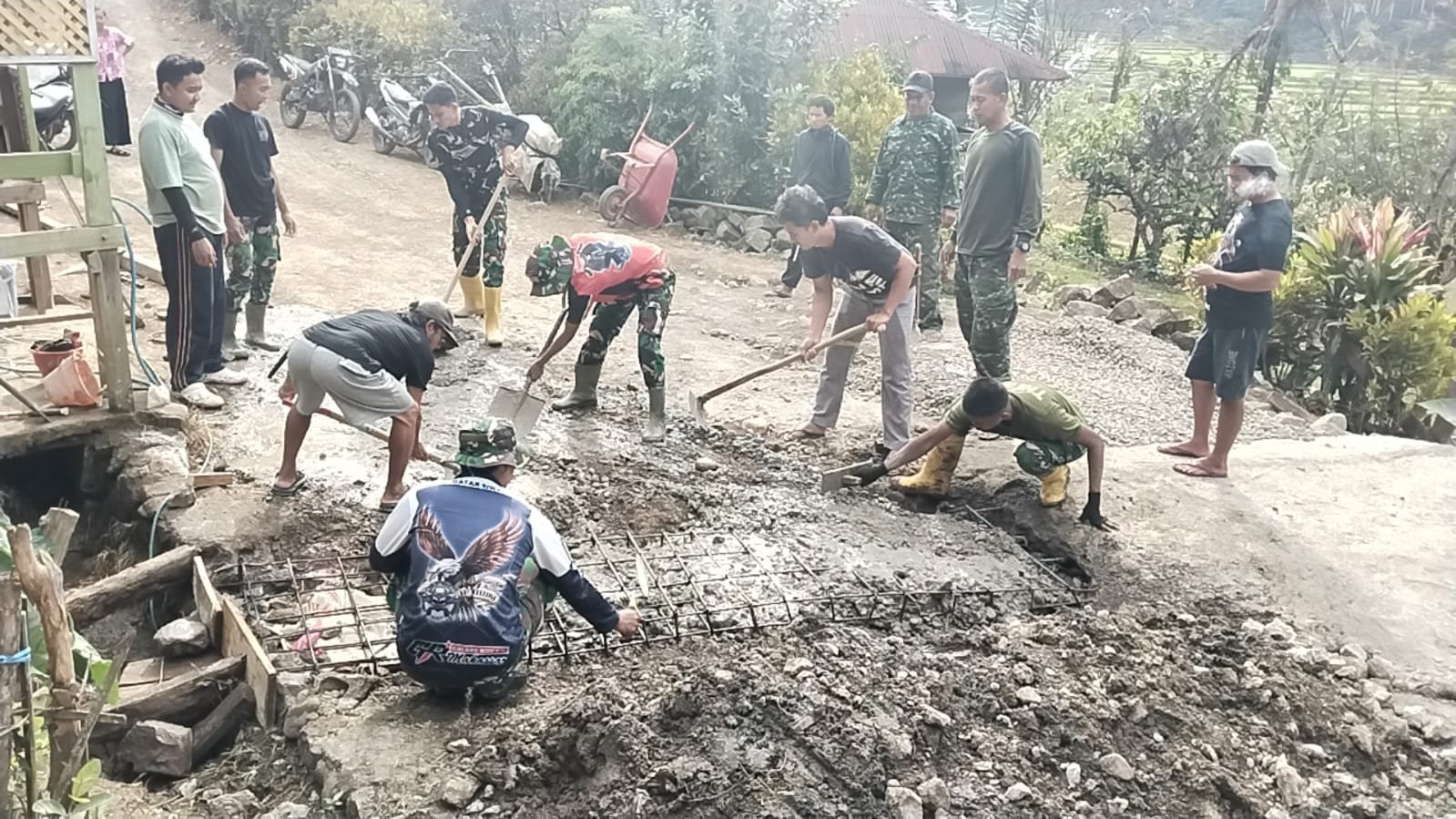 Satgas TMMD Ke-129 Kodim 1407/Bone Lanjutkan Pembenahan Dekker di Dusun Samaenre