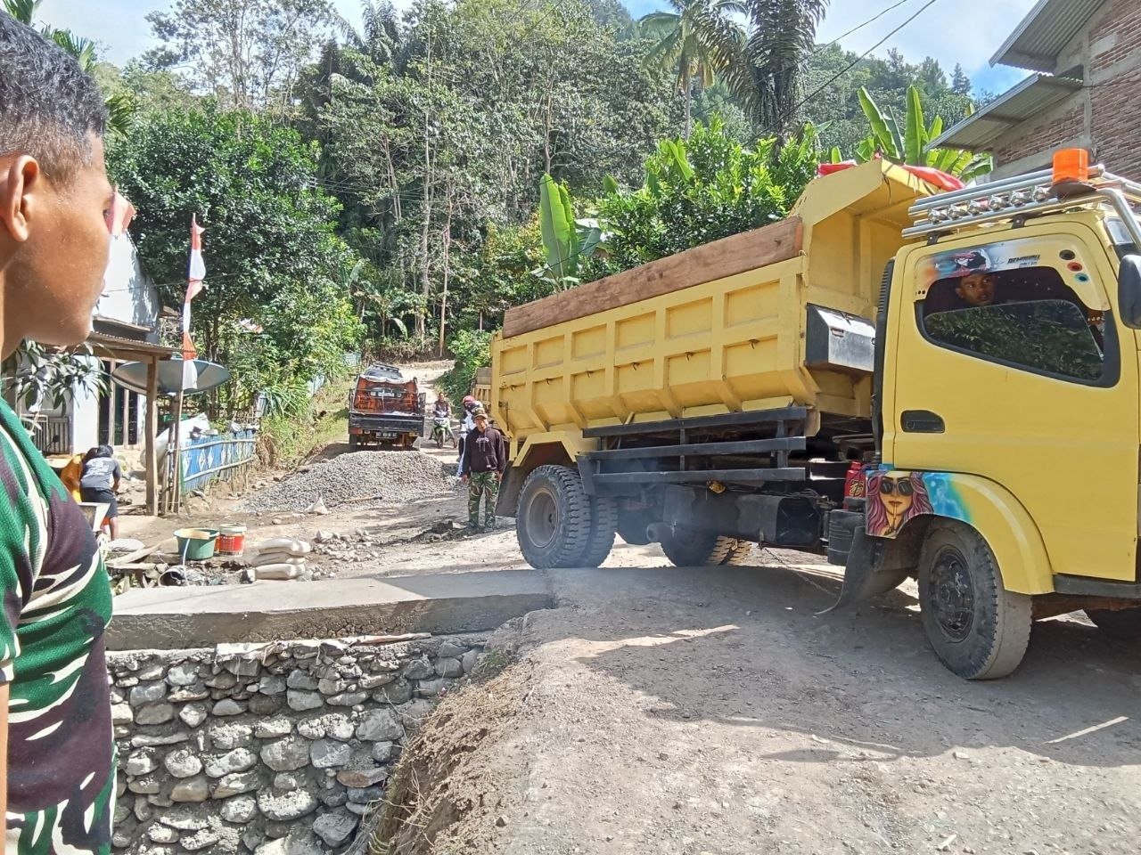 Perbaikan Dekker di Pattuku Bone: Personel TMMD Kerja Keras
