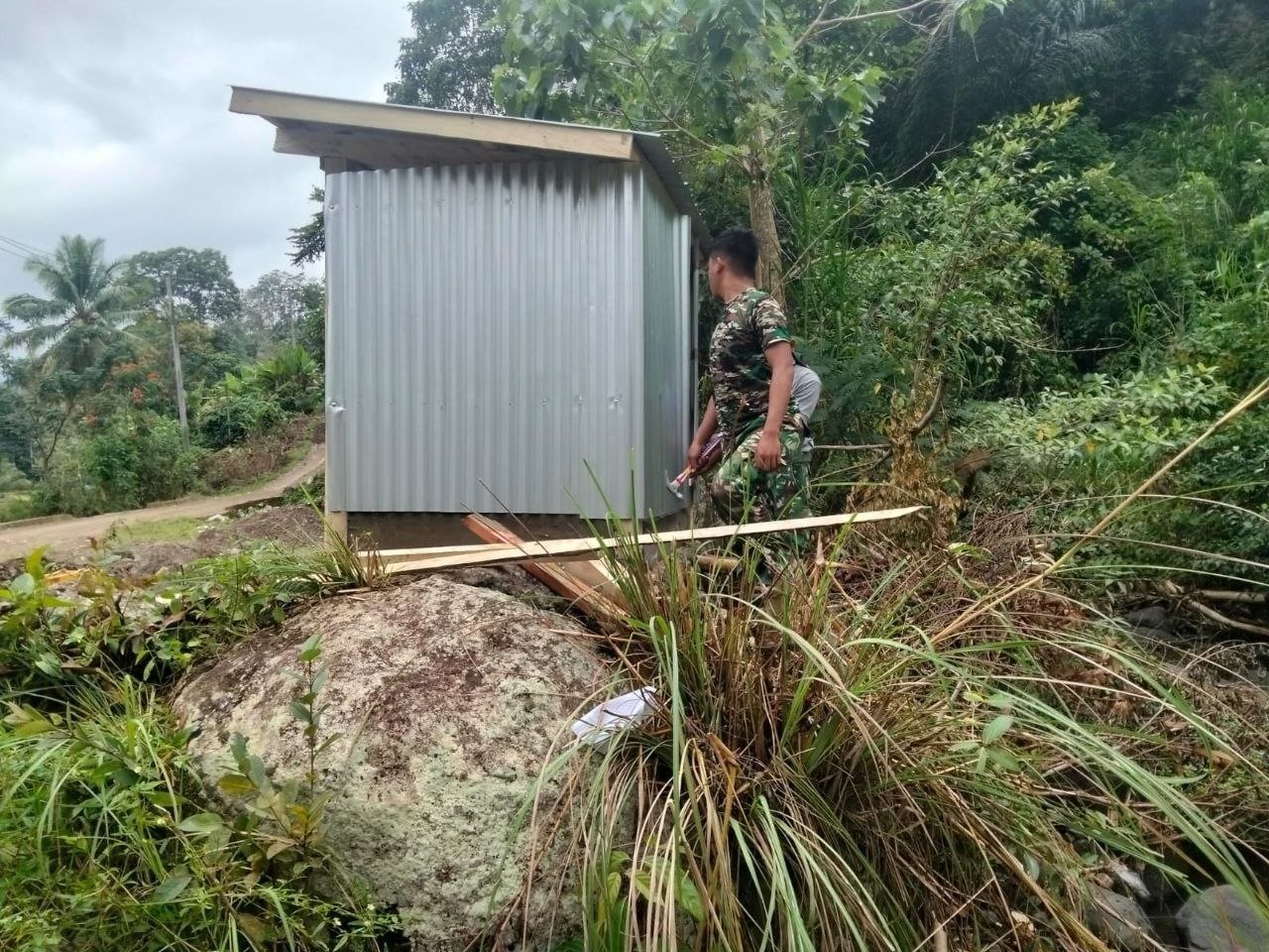 Dinding Seng dan Saluran Pembuangan MCK Dibangun Satgas TMMD di Dusun Samaenre