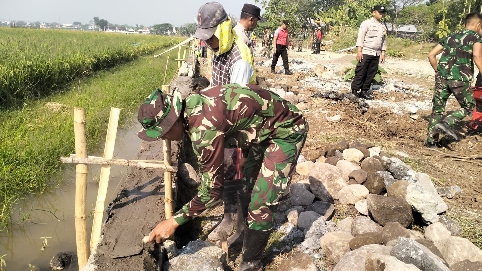 Kerja Sama Warga dan Personel TNI-Polri pada TMMD Reguler ke-129 di Kecamatan Grogol