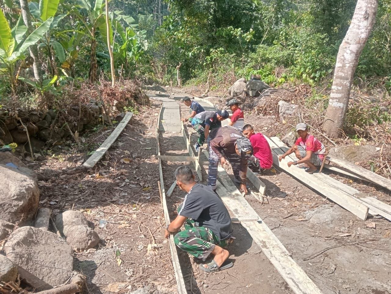 TMMD Ke-129: Satgas Kodim 1407/Bone Bersama Warga Garap Rabat Beton di Bontocani