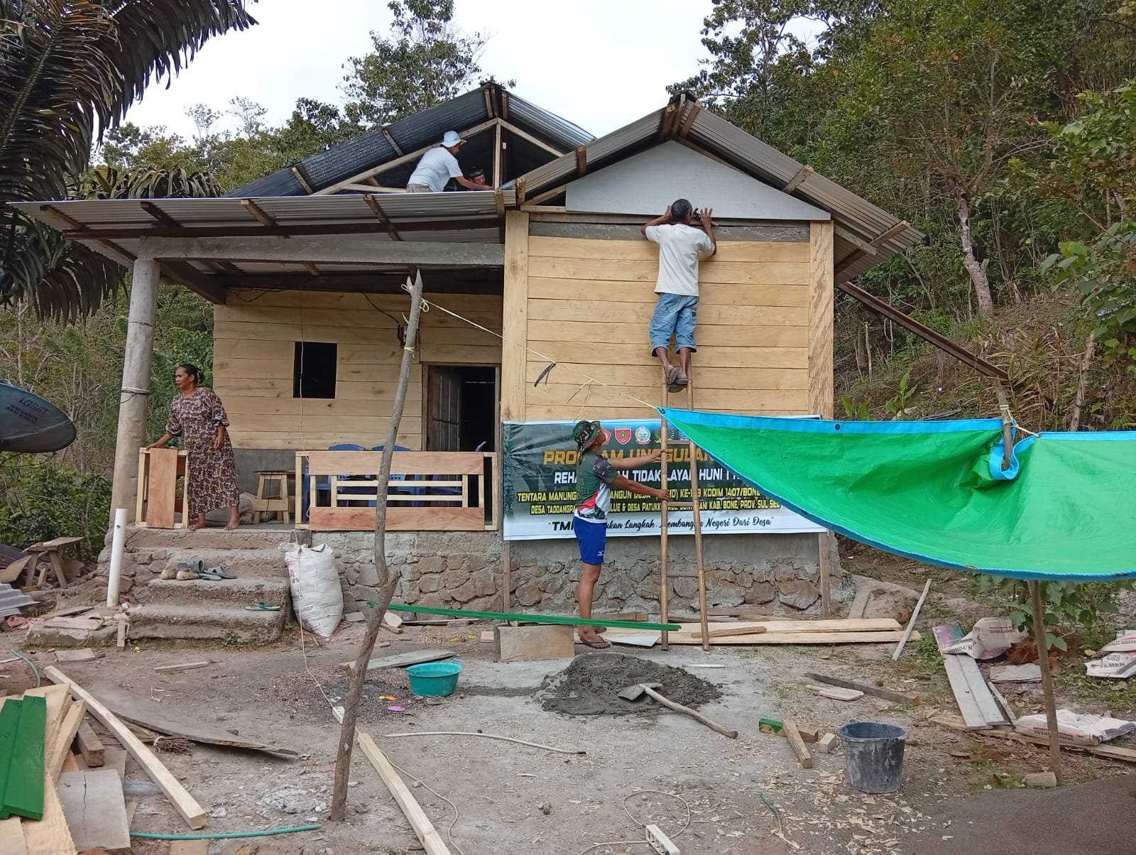 TMMD di Bone: Pemasangan Segitiga Atap Rumah Demmang Berjalan