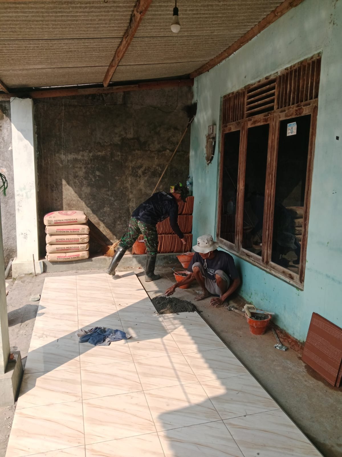 TMMD Reguler ke-129: Rehab Rumah Mardiono Pasang Keramik, Capai 75 Persen