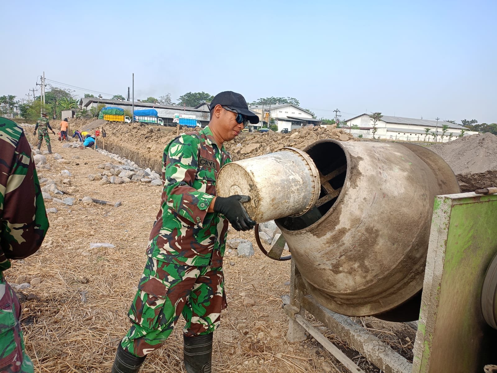 TNI dan Warga Parangjoro Kerja Sama Bangun Talud