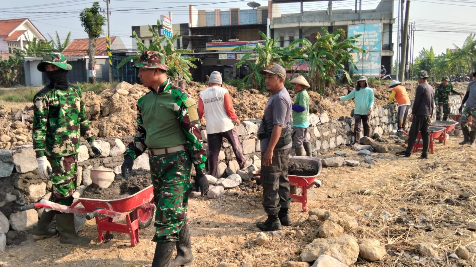 TMMD 129: Warga dan TNI Bersama Perkuat Tebing Parangjoro