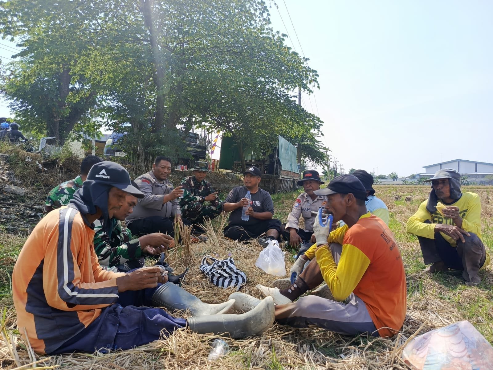 TMMD Kodim 0726/Sukoharjo: Interaksi Santai Hasilkan Kedekatan Abadi