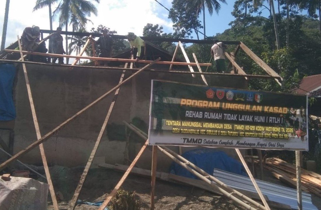 Pembongkaran Atap Sebagai Tahap Awal Renovasi Rumah Tidak Layak Huni di Bone