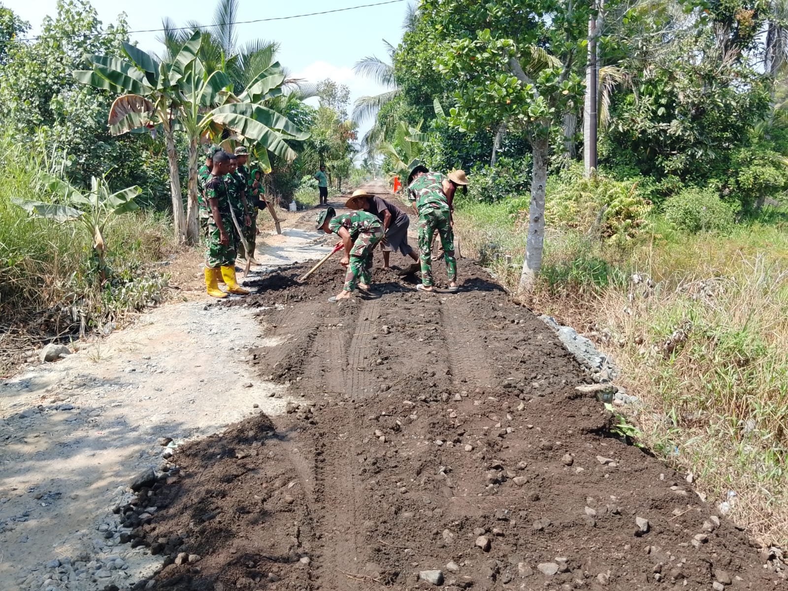 Capaian 57 Persen Pembangunan Jalan Tamban Bangun, Gotong Royong Tetap Berjalan