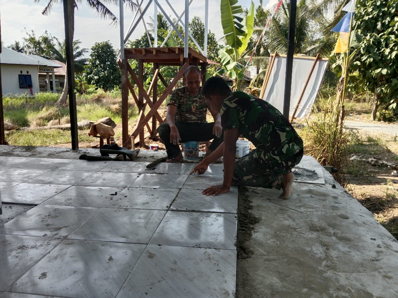Pekerja Rehab Mushola Darul Istiqomah Tak Peduli Tim Wasev, Keramik Terus Dipasang