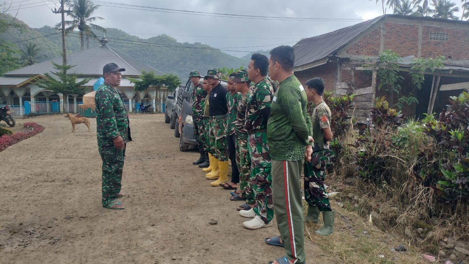 Kebersamaan Barisan Pagi Satgas TMMD dan Warga Bone Terlihat Lewat Apel