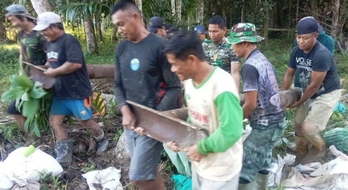 Desa Tadangpalie Jadi Lokasi Pengangkatan Besi Tiang pada Proyek Jembatan Gantung TMMD