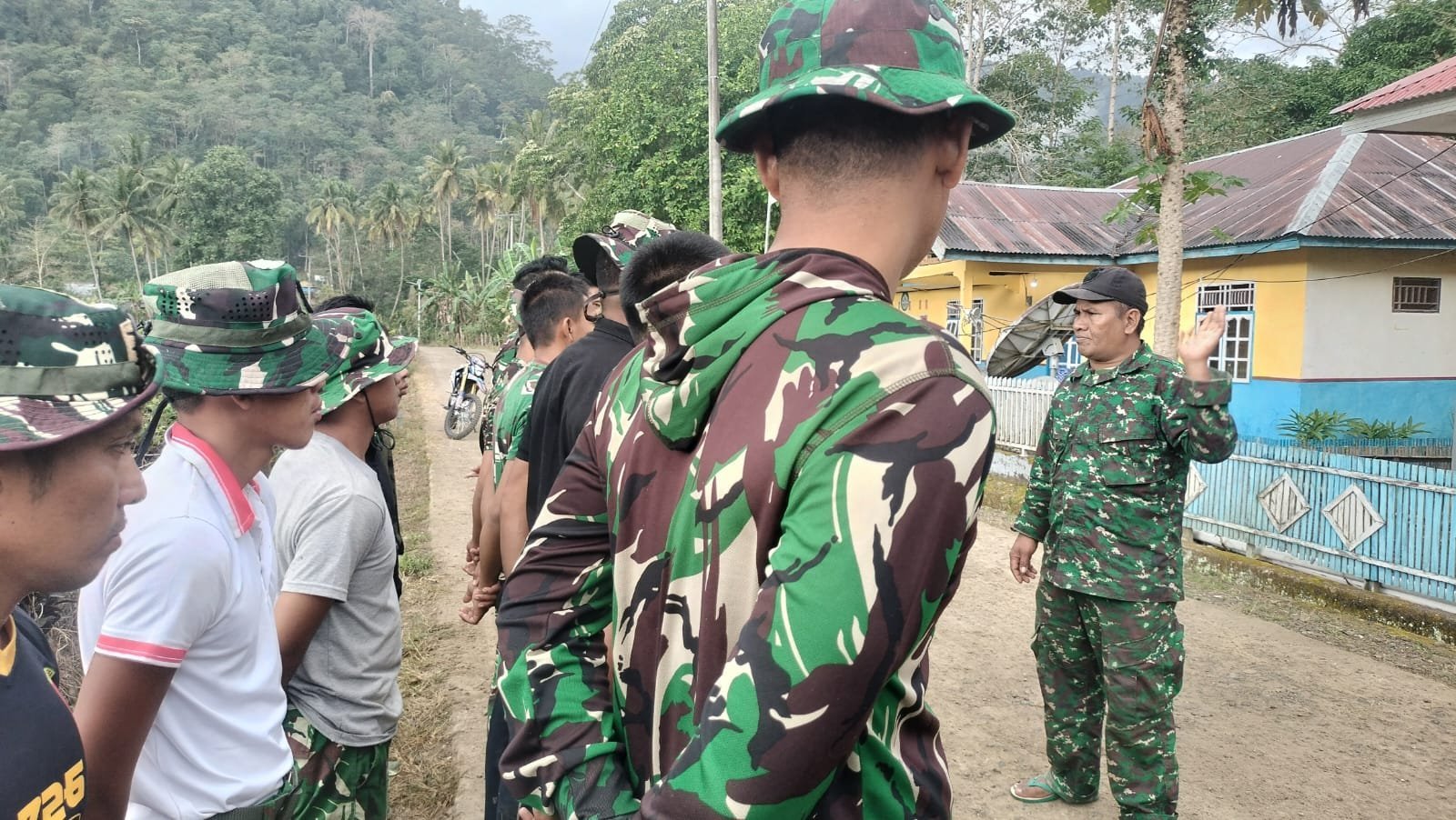 Gotong Royong Percepat Penggantian Atap Dapur di Desa Patukku