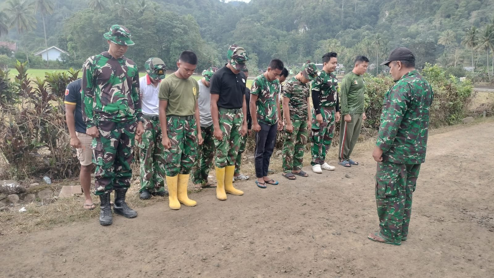 Desa Patukku Dapat Bantuan Perbaikan Atap Dapur dari Satgas TMMD