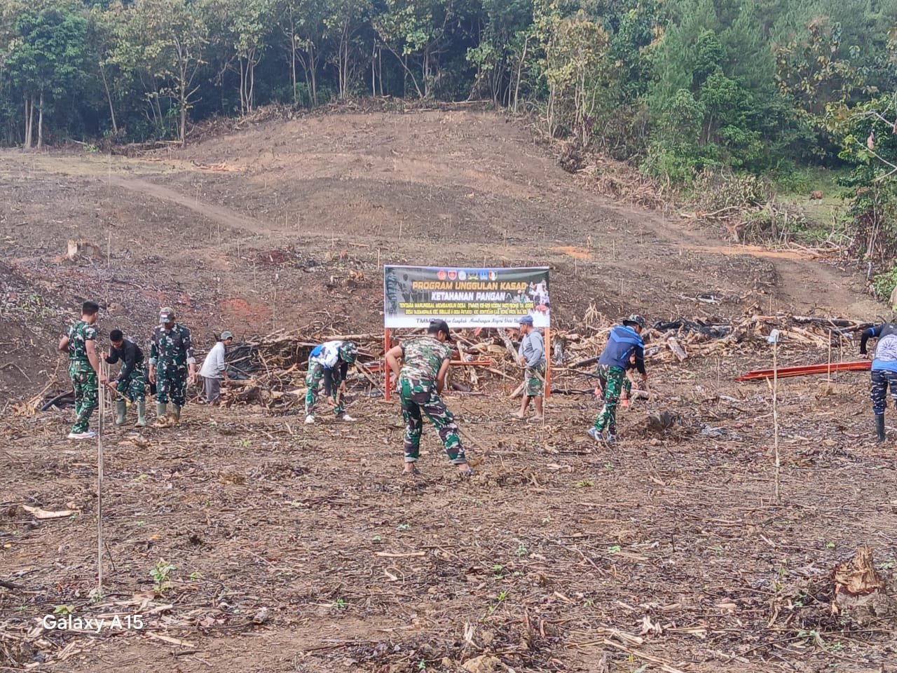 Batulappa Mulai Menanam Alpukat Lewat Penggalian Lubang untuk Penghijauan