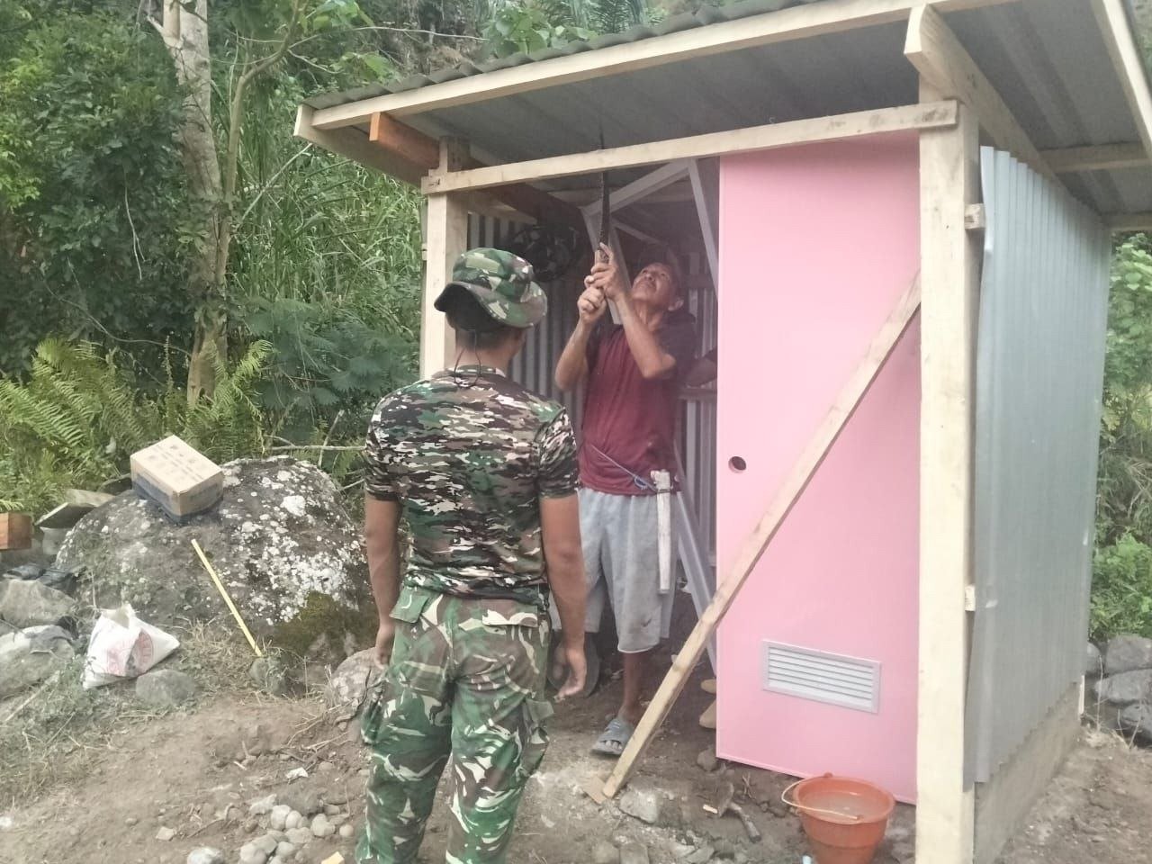 Kenyamanan dan Privasi MCK Ditingkatkan Lewat Pemasangan Pintu di Patukku
