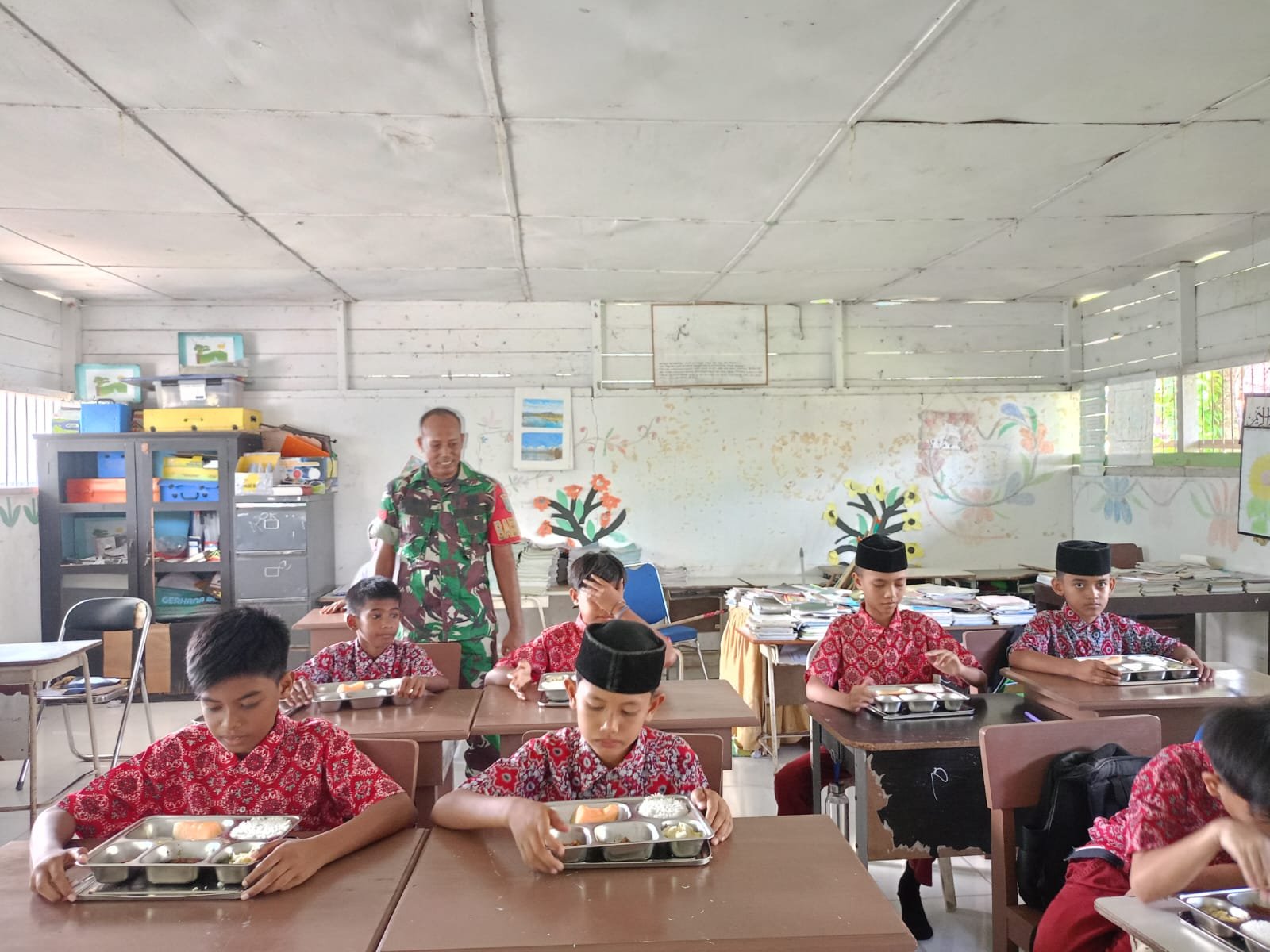 Babinsa Koramil 01/Jaya Pantau Penyaluran Makanan Bergizi untuk 46 Penerima di SD Negeri 2 Aceh Jaya
