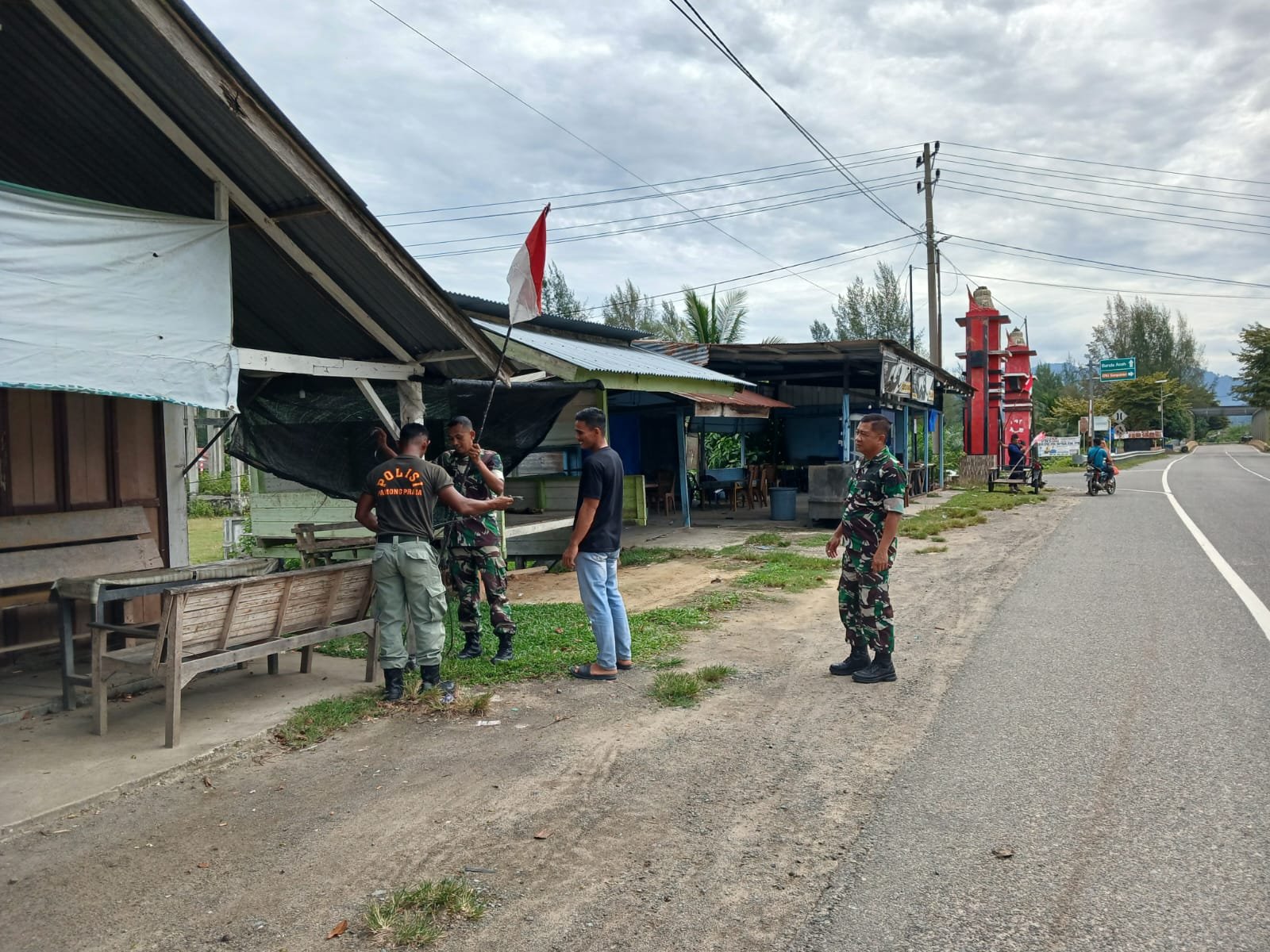 Jelang HUT RI Ke-81, Danramil 02/Sampoiniet Bersama Muspika Pasang Bendera di Jalan Nasional