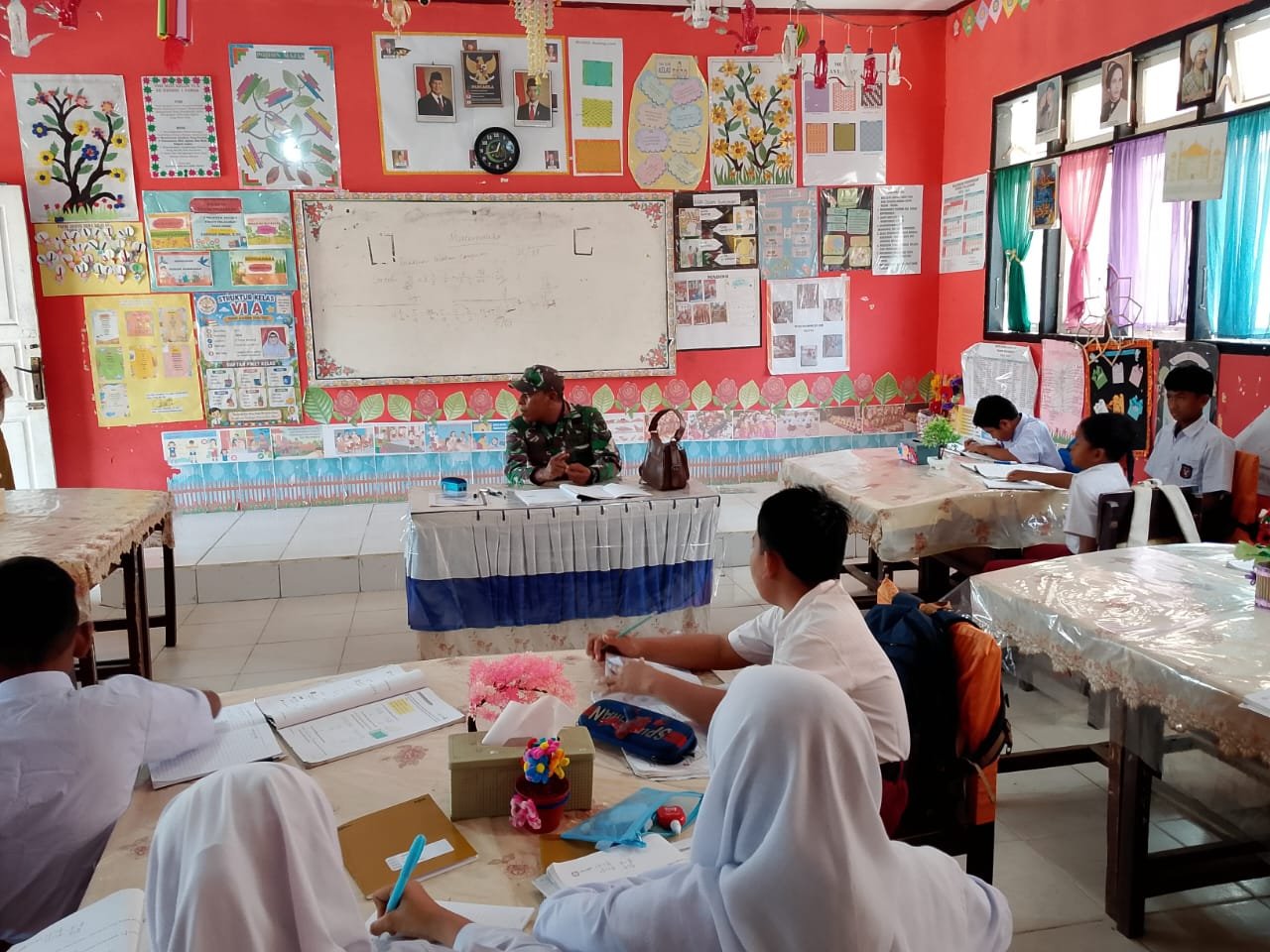 Babinsa Koramil 05/Panga Tanamkan Wawasan Kebangsaan Sejak Dini kepada Siswa SD