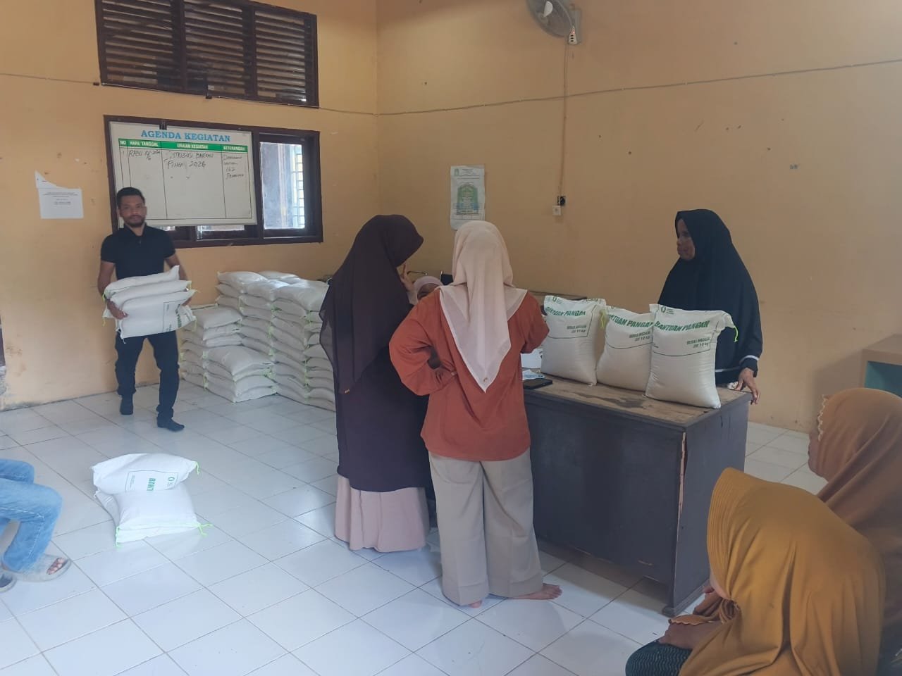 Bantuan Beras Disalurkan kepada 97 Warga Panton Makmur, Babinsa Krueng Sabee Lakukan Monitoring