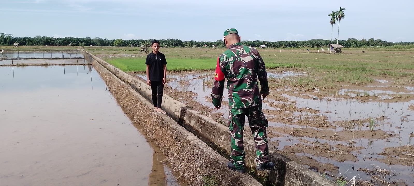 Irigasi Sawah Jadi Perhatian, Babinsa Panga Cek Ketersediaan Air di Gunong Buloh