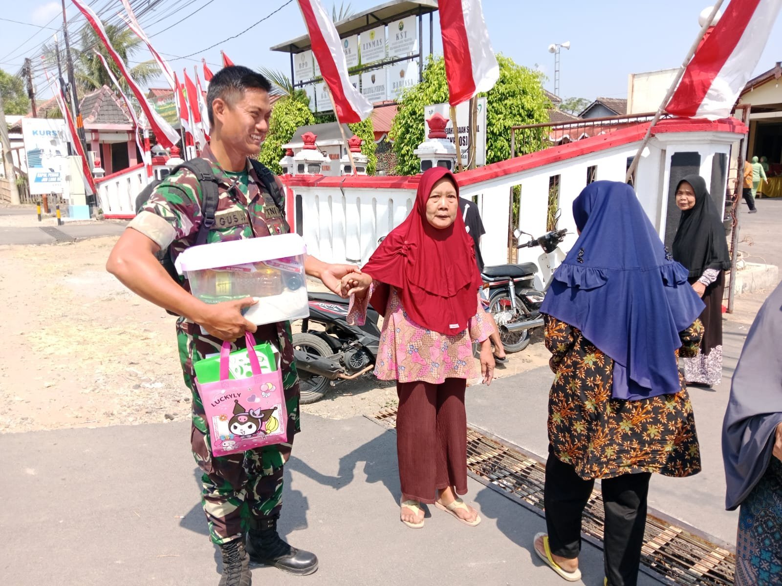 Satgas TMMD 129: Bukan Sekadar Serah Terima, Prajurit Antar Sembako Sampai ke Warga