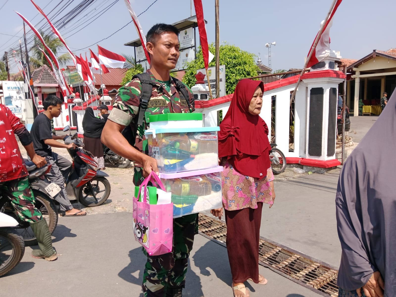 Prajurit Ikut Mengangkat Sembako Saat Penyaluran TMMD di Sukoharjo