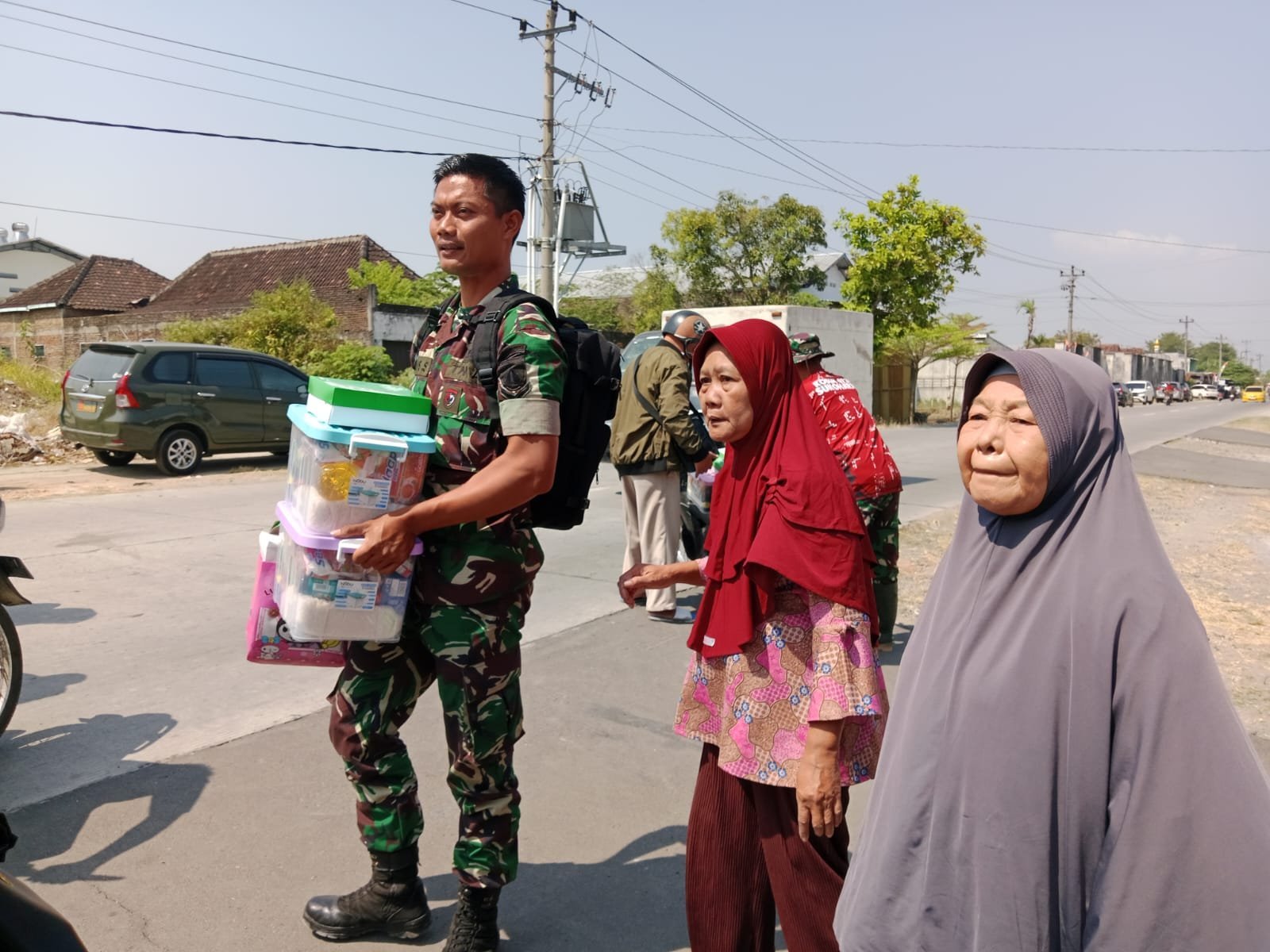 TMMD Sukoharjo: Pembagian Sembako Jadi Momentum Akrabkan Prajurit dengan Warga