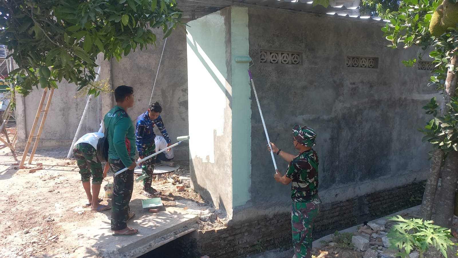 Gotong Royong Cat Tempat Wudhu di Desa Parangjoro