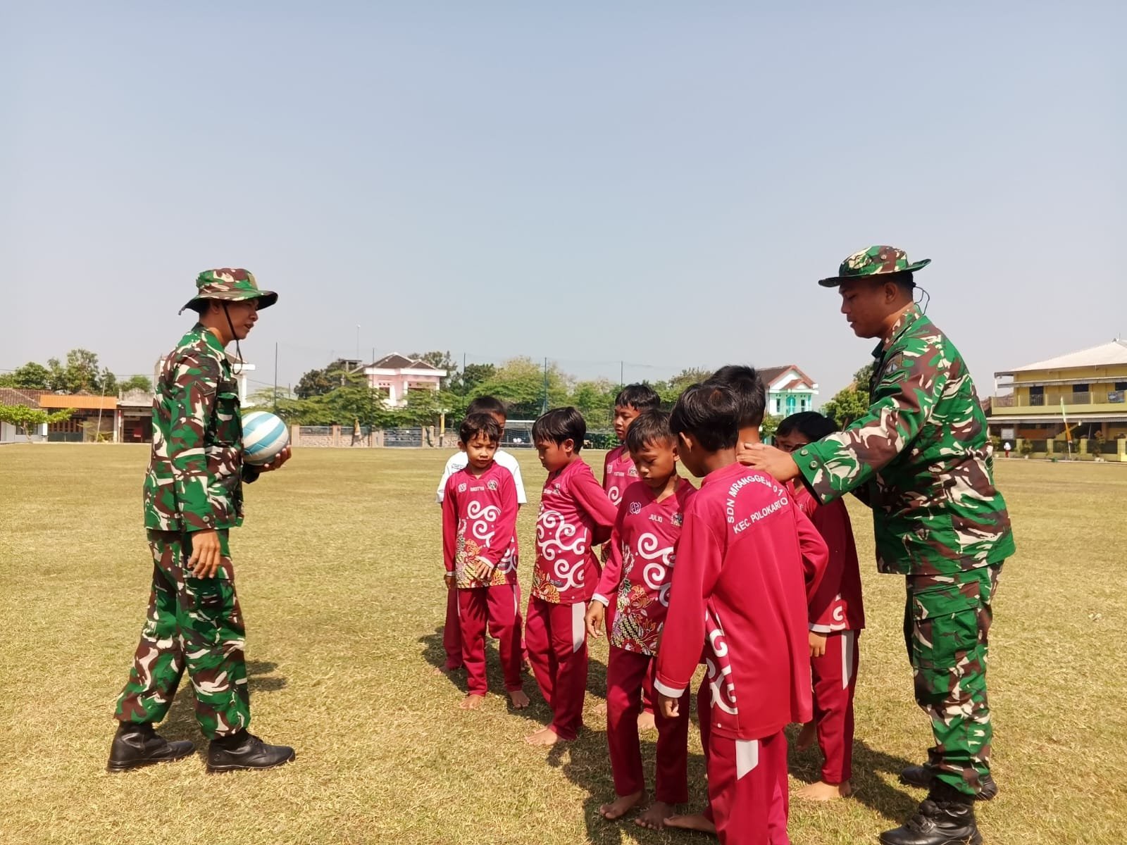 Kunjungan Satgas TMMD: Murid Parangjoro Dilatih Pemanasan dan Gizi