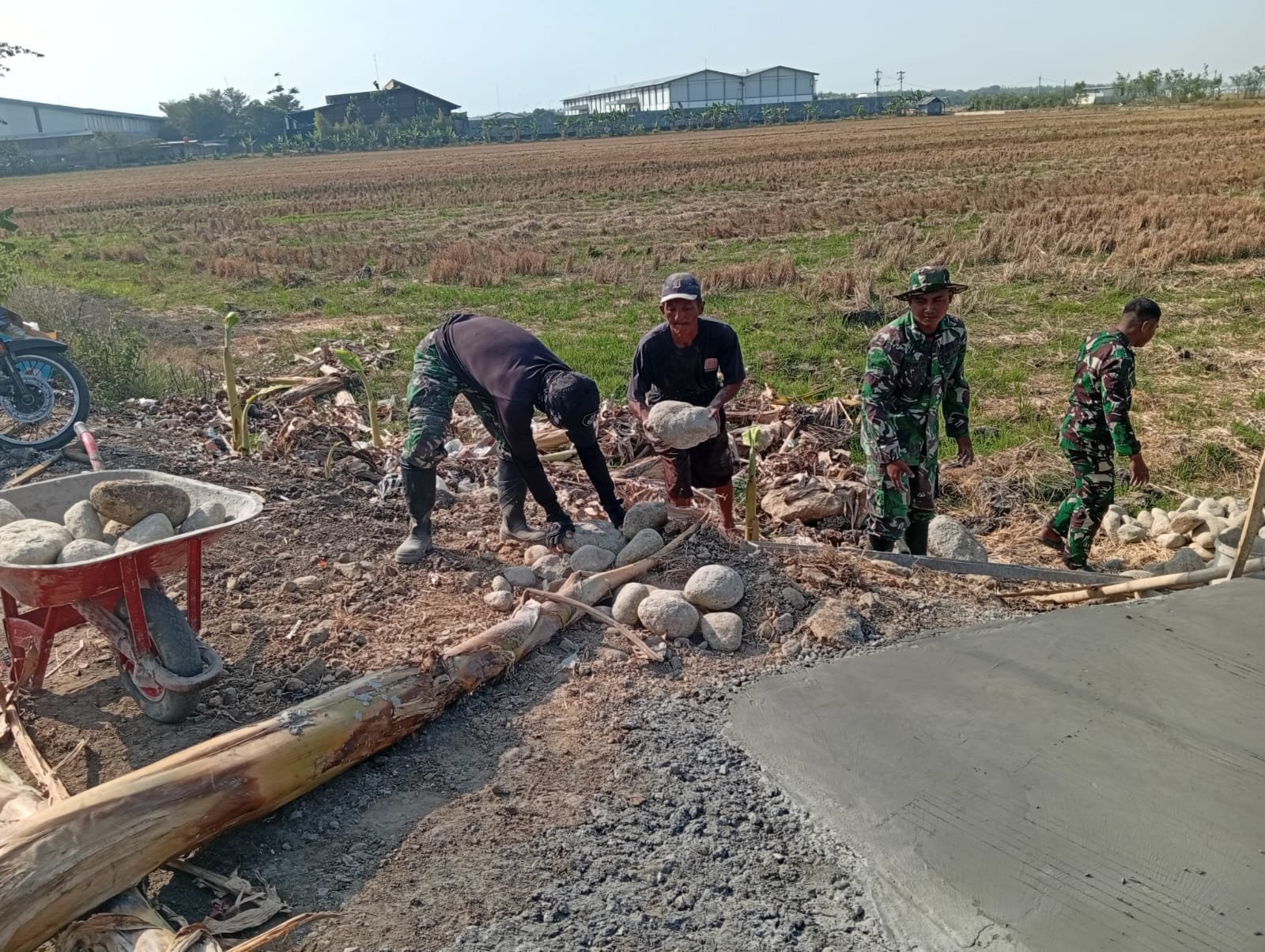 Talut Parangjoro 200 Meter Dirapikan: Babinsa Pimpin Pembersihan Bersama Satgas TMMD