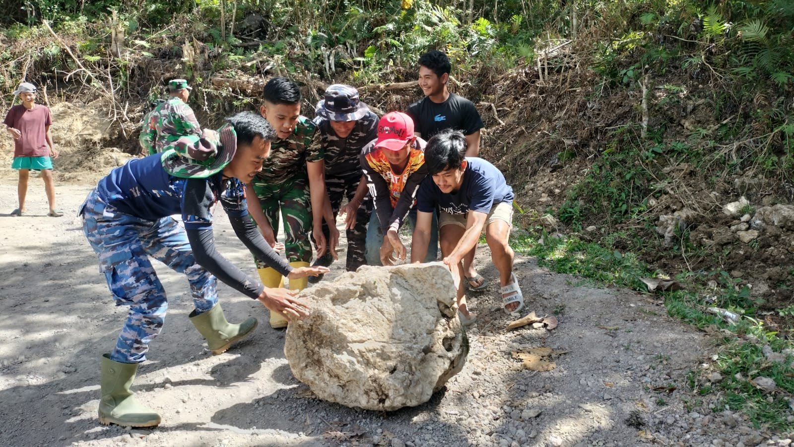 Bersihkan Sisa Material, Satgas TMMD 1407/Bone dan Warga Rapikan Jalan