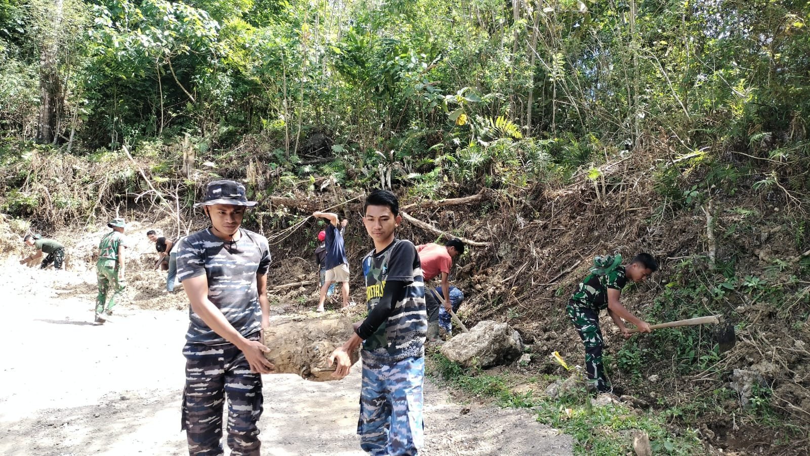 Sisa Material dan Sampah Dibersihkan Warga serta Satgas di Bontocani Jelang Penutupan TMMD