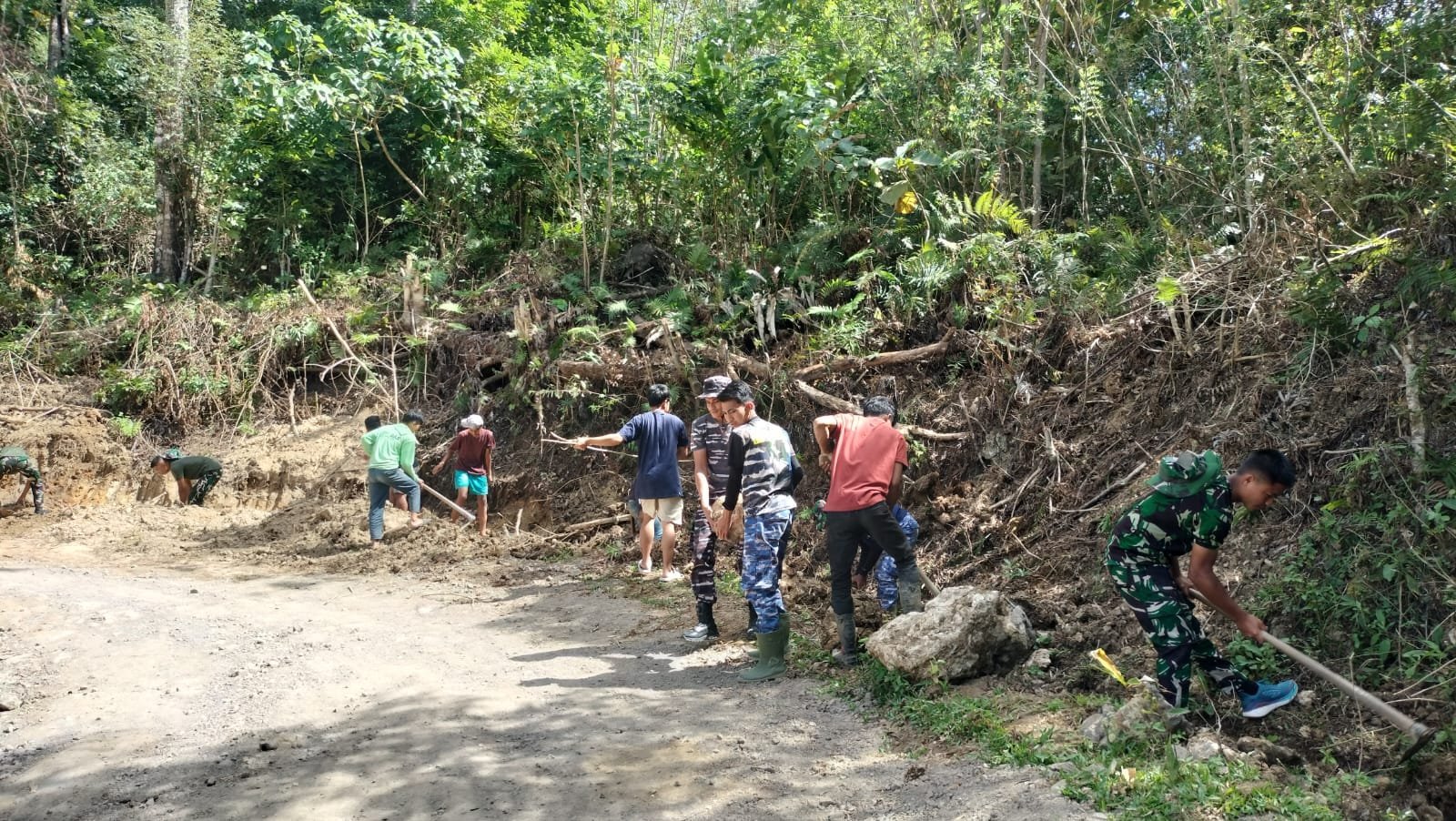 Pembersihan Badan Jalan Selesai Dilakukan di Sasaran TMMD Bontocani