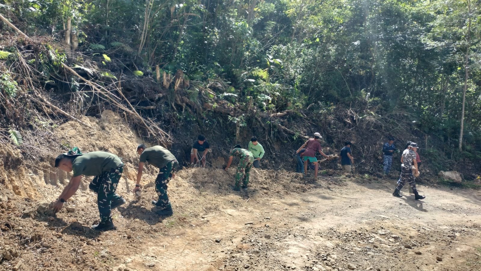 Pembersihan Sisa Material di Lokasi TMMD ke-129, Jalan Bontocani Dirapikan