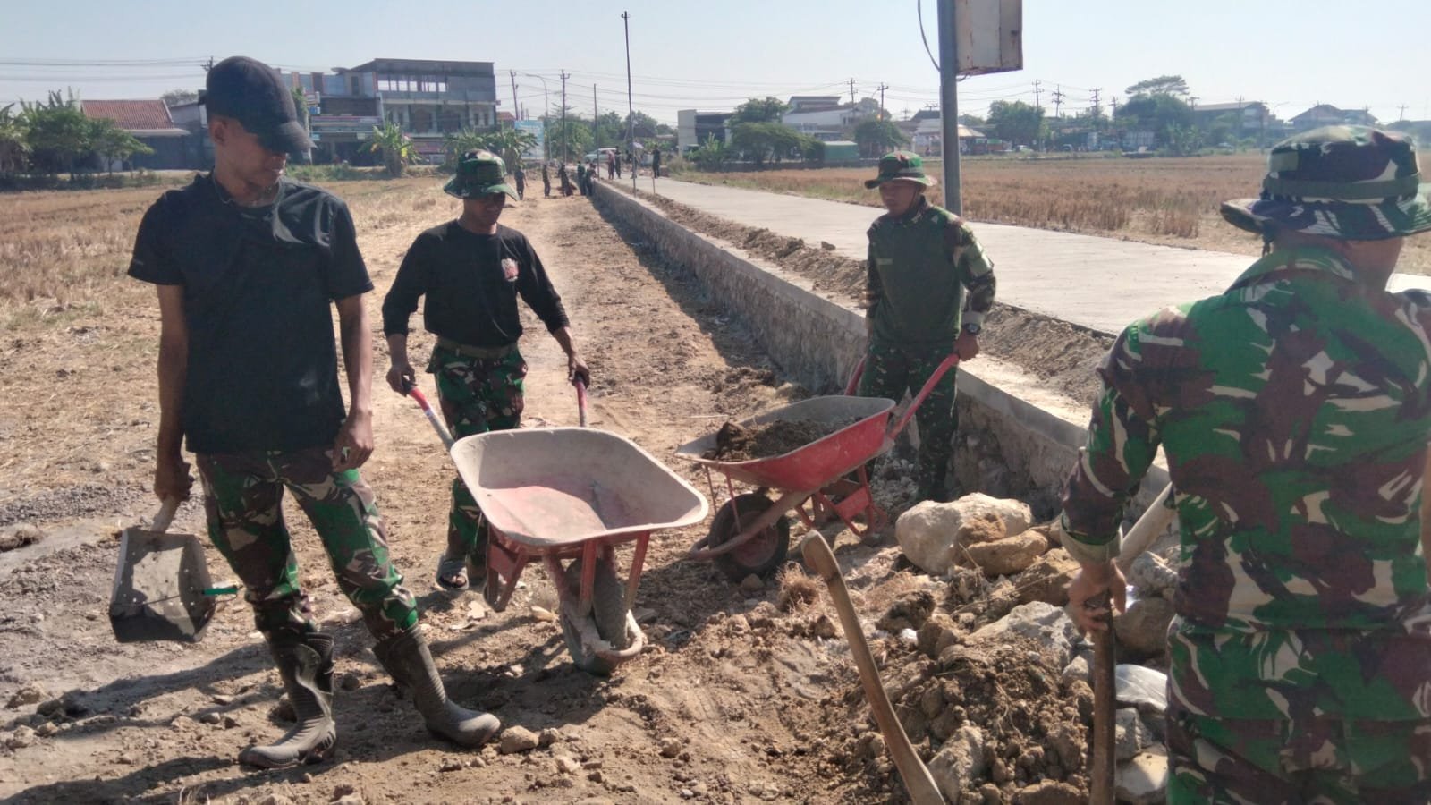 Adukan Semen di Lokasi, Talud TMMD Parangjoro Dibangun dengan Kekuatan Gotong Royong