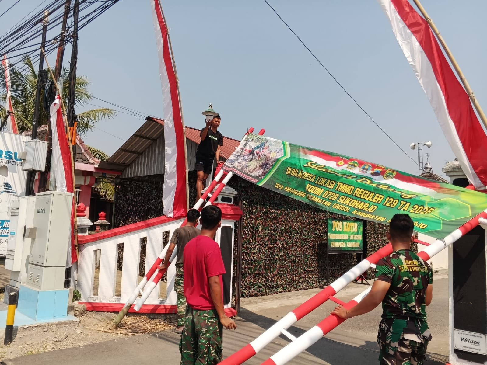 Balai Desa Parangjoro Dipasangi Ornamen Penutupan TMMD