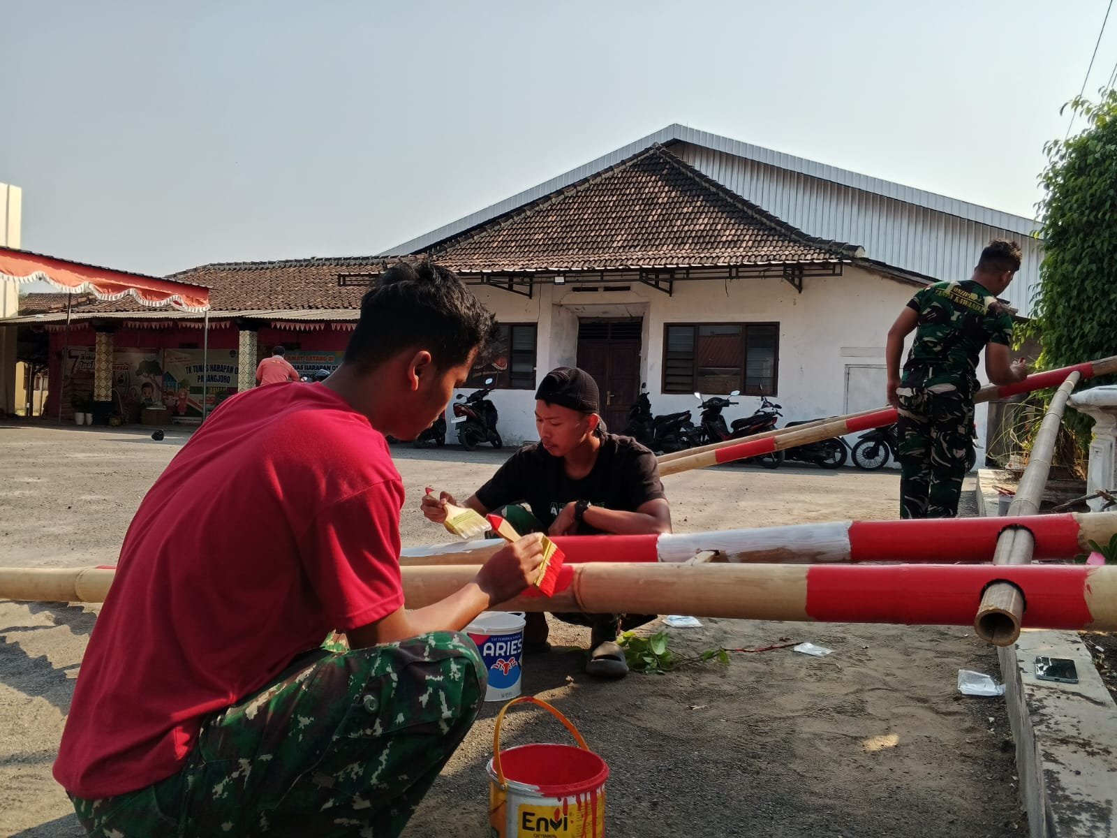 Dekorasi Penutupan TMMD Terpasang di Balai Desa Parangjoro