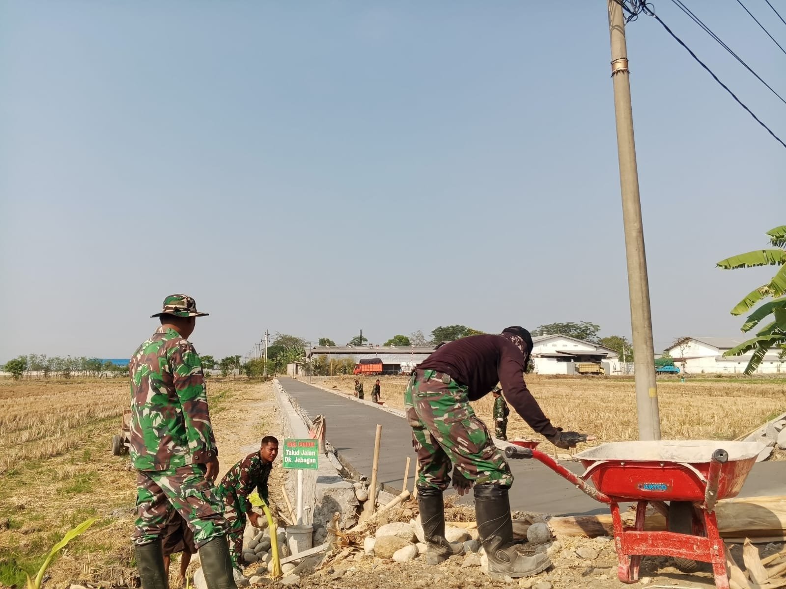 Kodim 0726/Sukoharjo Bersihkan Saluran Air Usai Rabat Beton Rampung