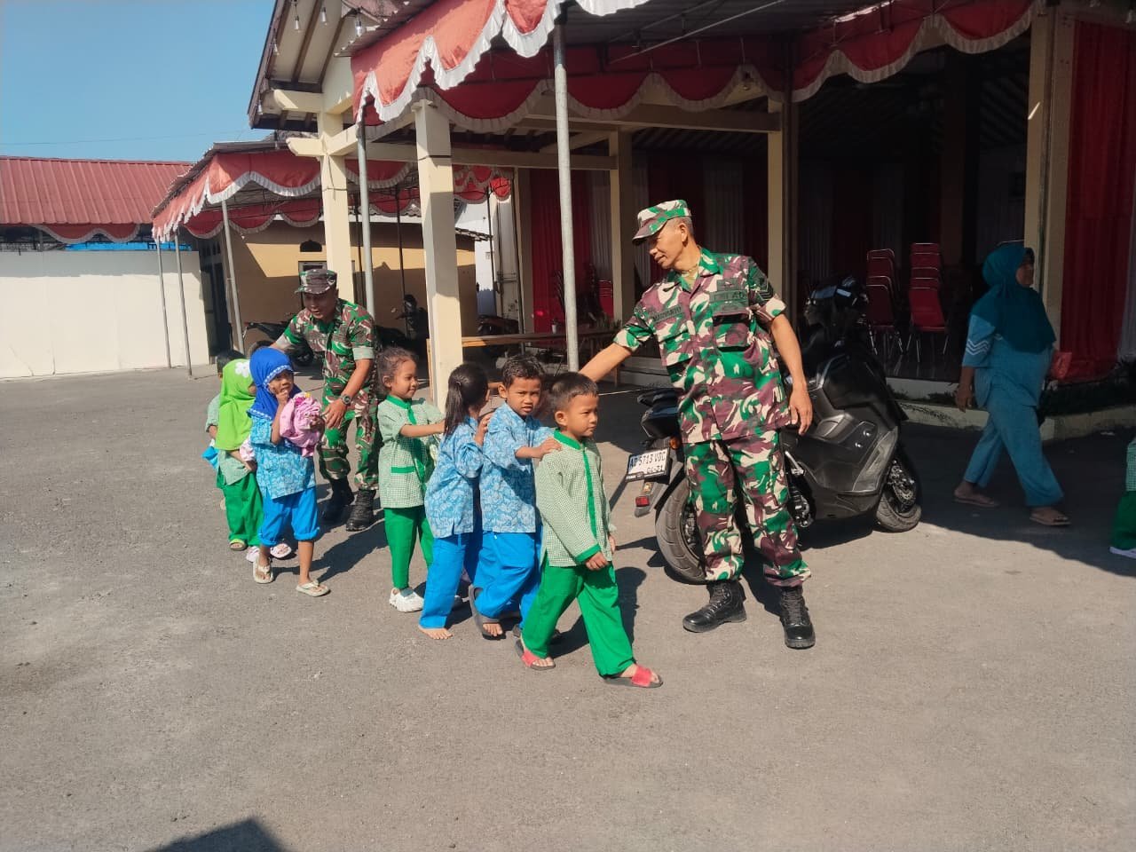 Suasana Ceria di TK Parangjoro Saat Anggota Satgas TMMD Mendampingi Kegiatan