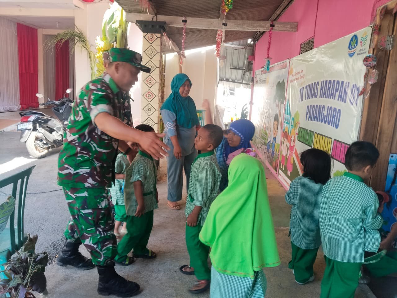 Pendampingan Satgas TMMD di TK Parangjoro Membantu Guru Mengatur Murid