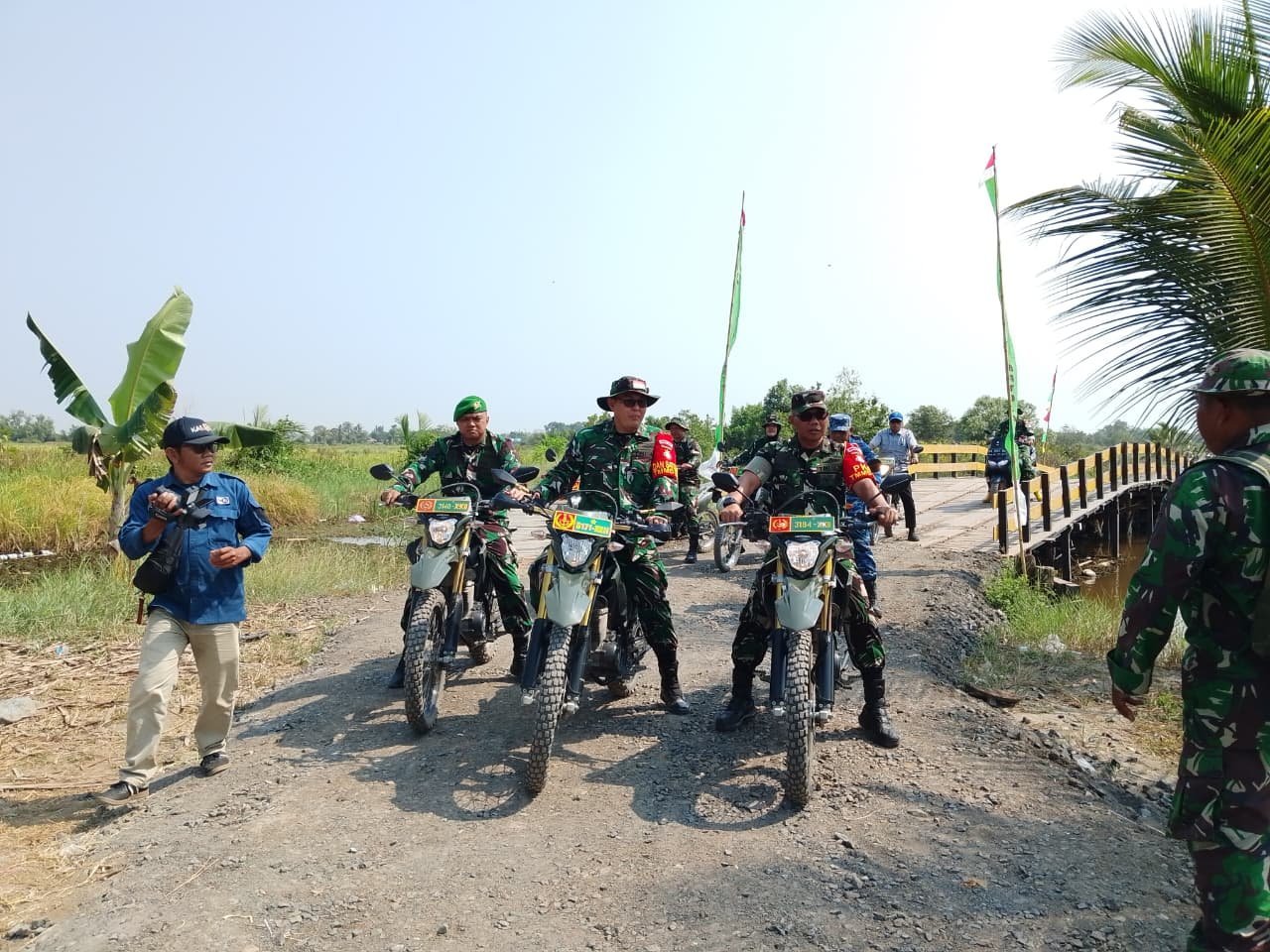 Perkerasan Jalan TMMD Ke-129 Ditinjau Irdam, Dandim, dan Forkopimda