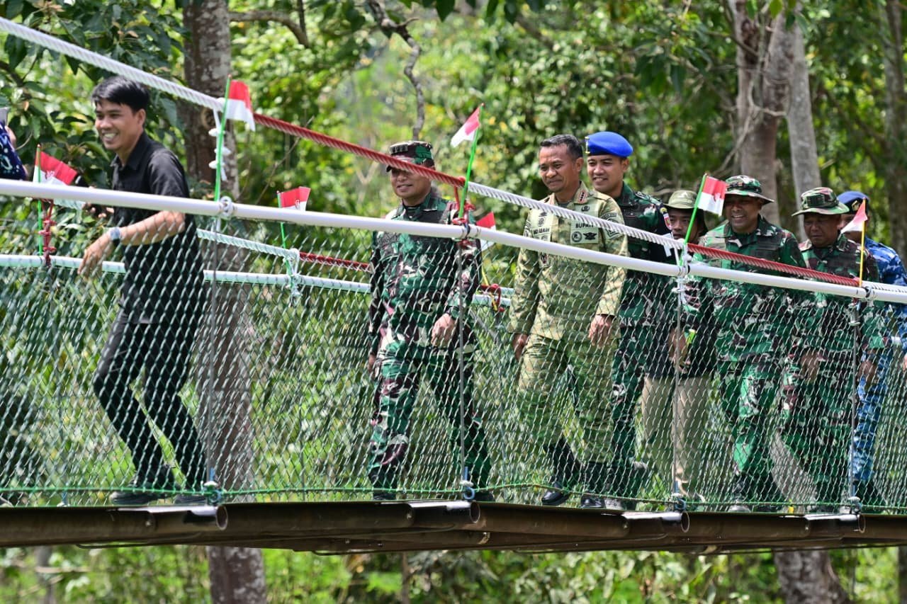 Cek Jembatan Gantung TMMD di Patukku, Danrem dan Dandim Tegaskan Perawatan Bersama