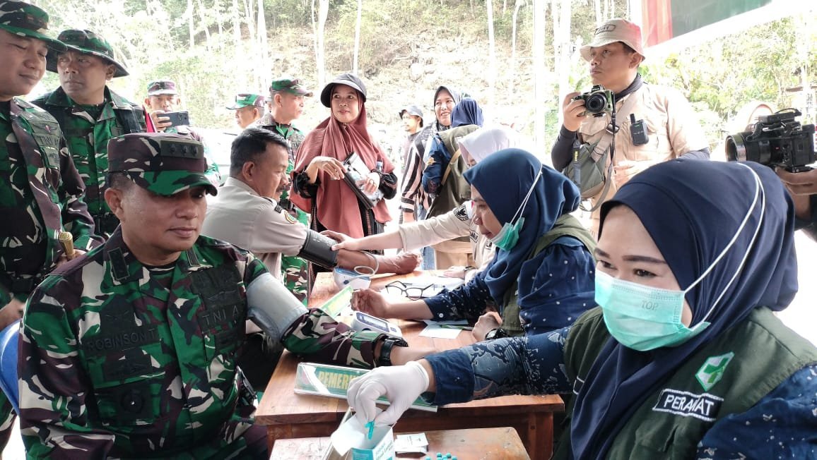 Pengobatan Gratis di Patukku Sukses Hiasi Penutupan TMMD ke-129