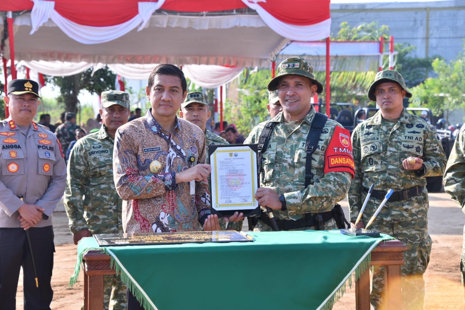 Upacara Penutupan TMMD Ke-129, Dansatgas Serahkan Naskah ke Pemkab Sukoharjo
