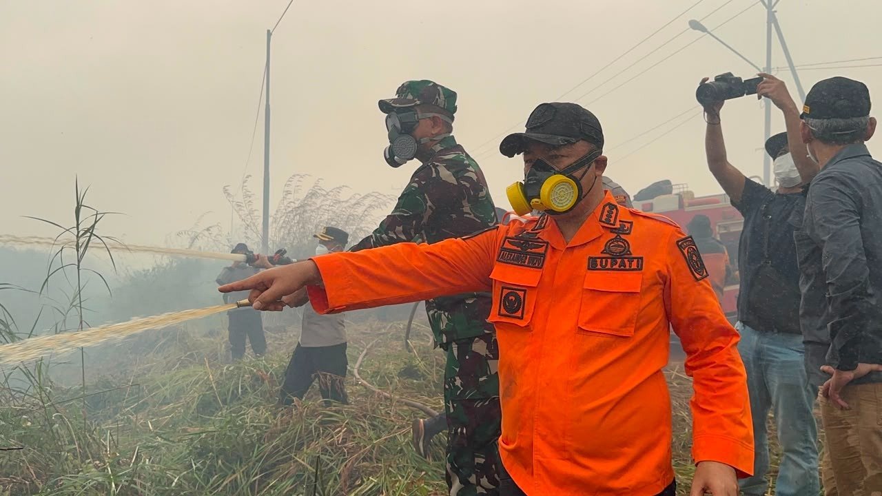 Langsung di Lokasi, Kodim 1203/Ketapang Pimpin Pemadaman Karhutla Sungai Pelang