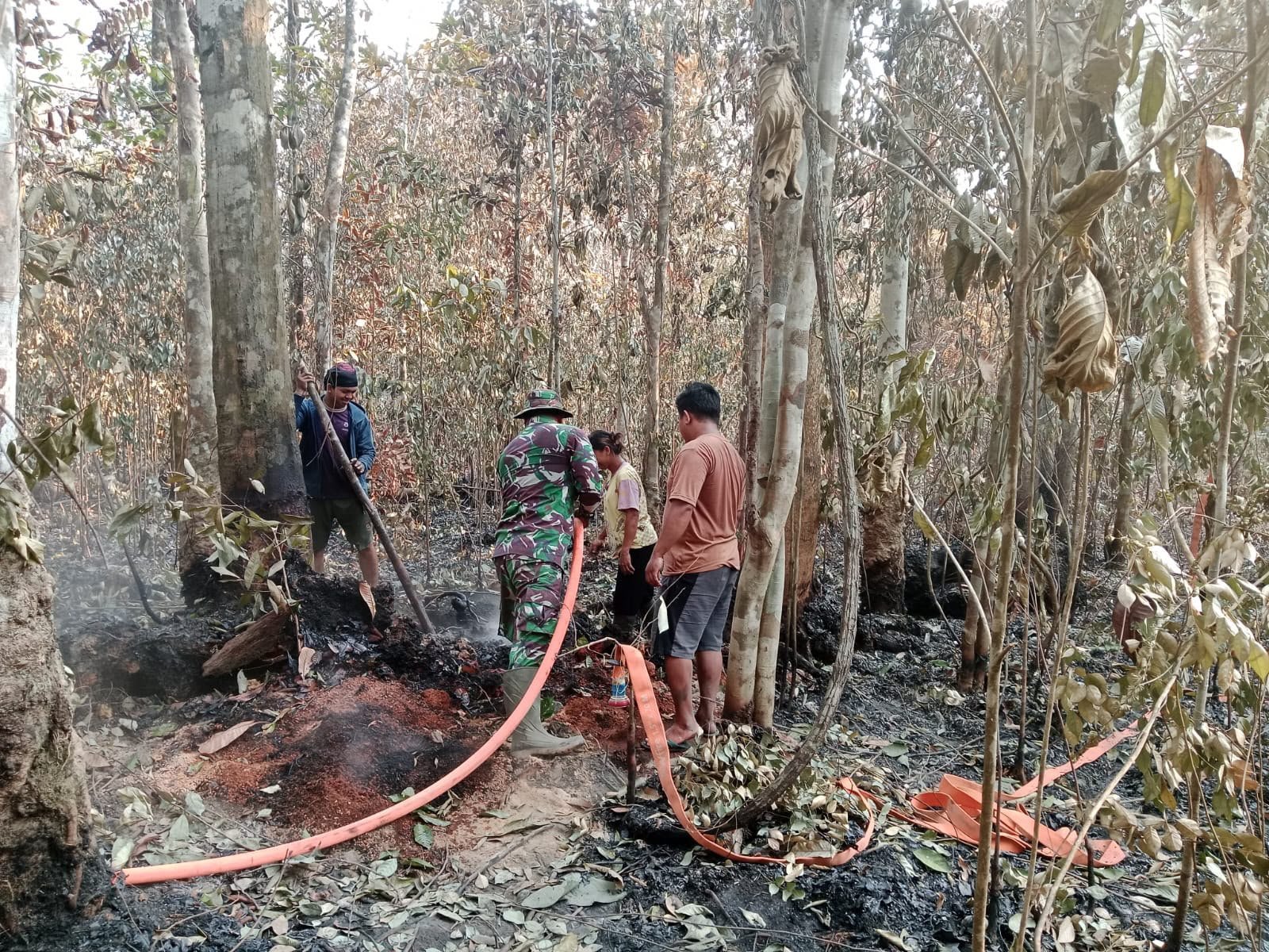 Aksi Terpadu Padamkan Karhutla di Desa Teluk Mutiara