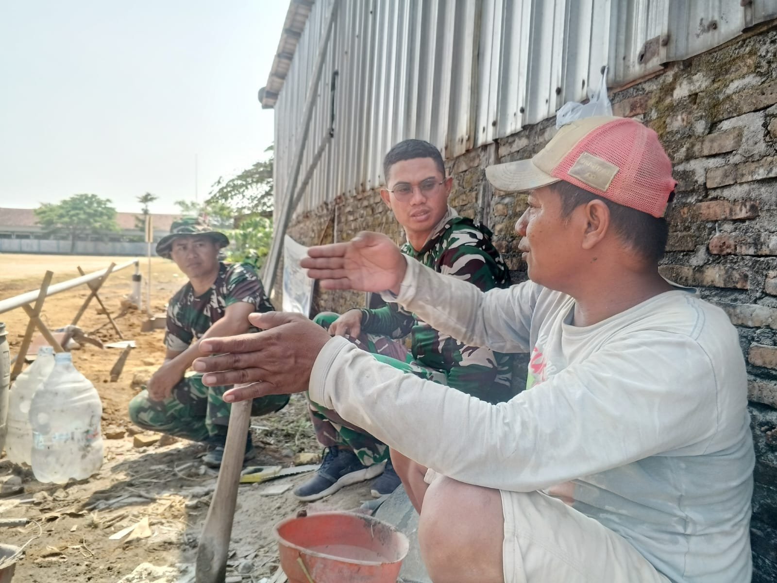 Senyum dan Cerita di Parangjoro Pererat Hubungan Warga-Satgas TMMD