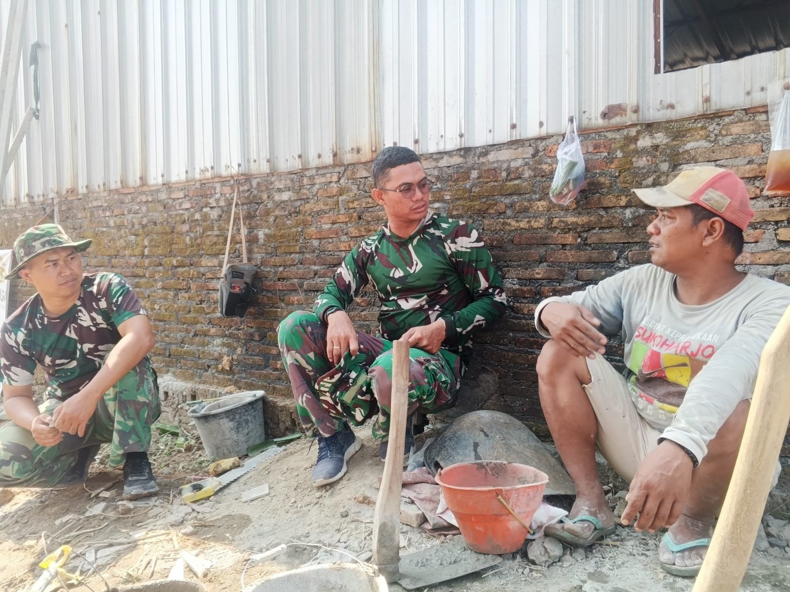 Bincang di Lokasi Pembangunan MCK Tegaskan Peran Sosial Satgas TMMD
