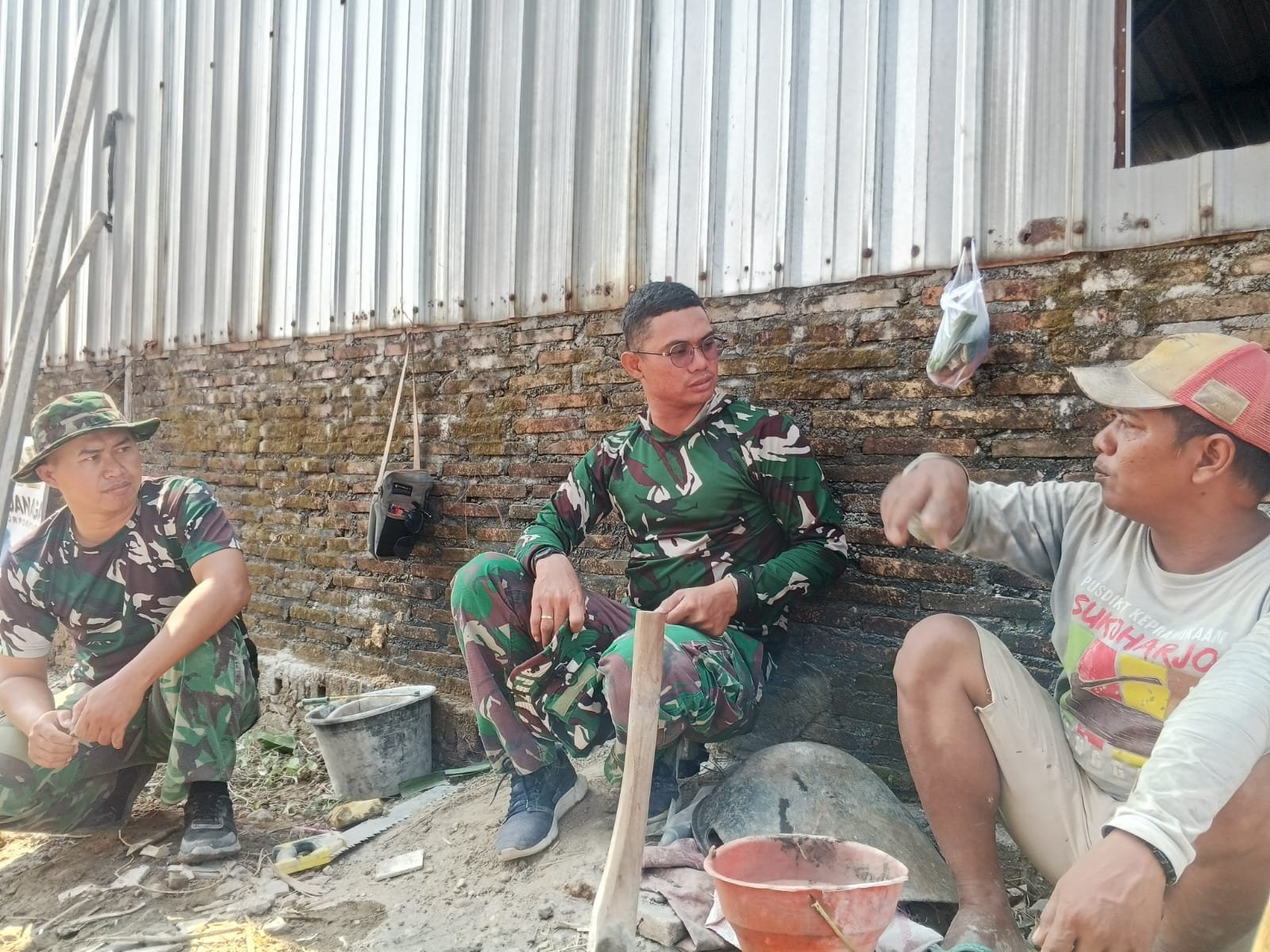 Kebersamaan di Parangjoro: Satgas TMMD dan Warga Berbincang di Tengah Pembangunan