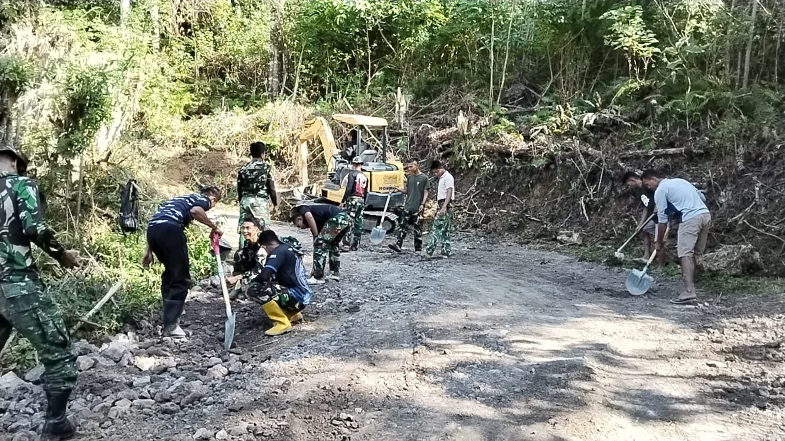 Peningkatan Jalan di Samaenre: Warga Ikut Berjibaku Secara Manual